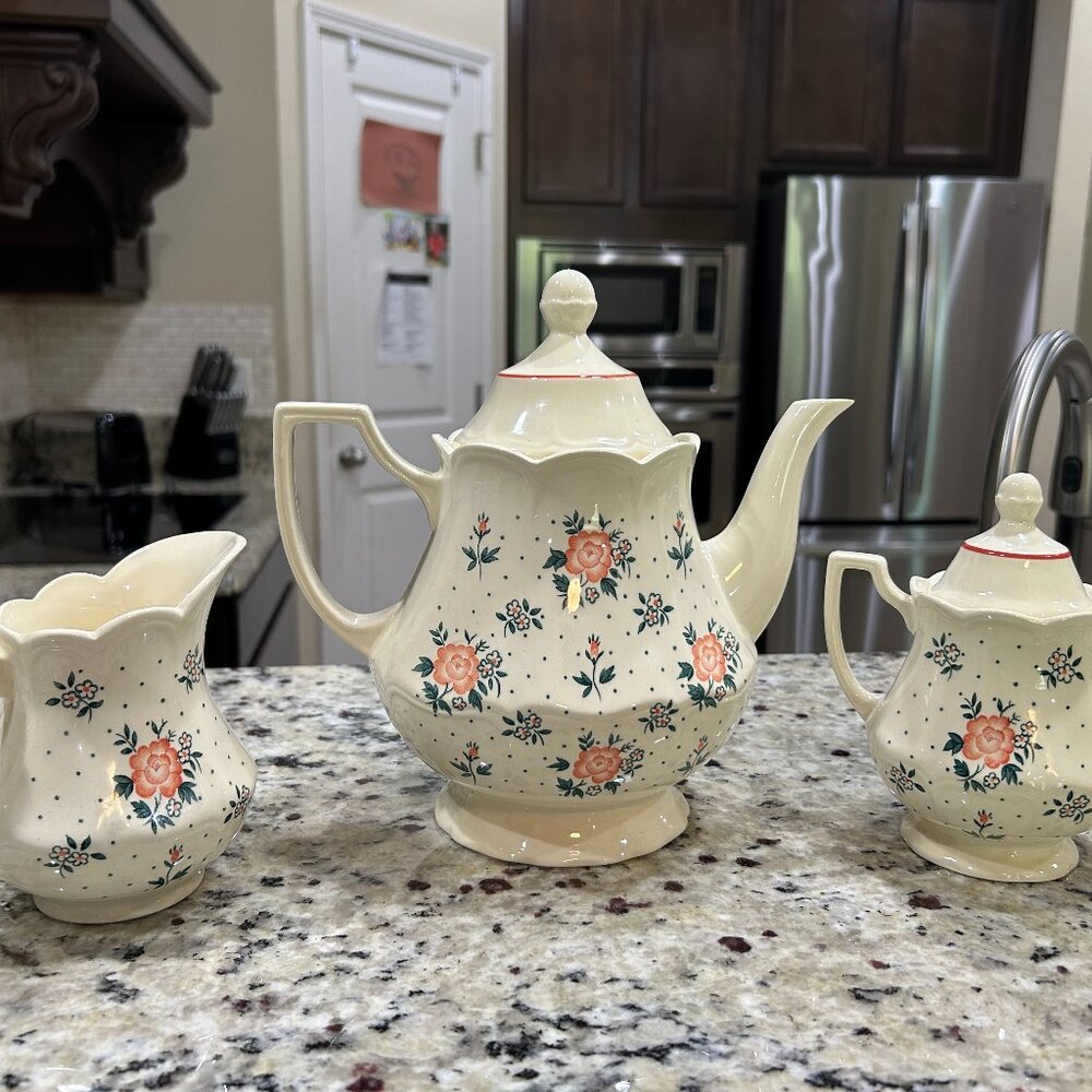 Johnson Brothers Monticello Teapot With Lid Creamer Sugar Bowl With Lid 5 Pieces